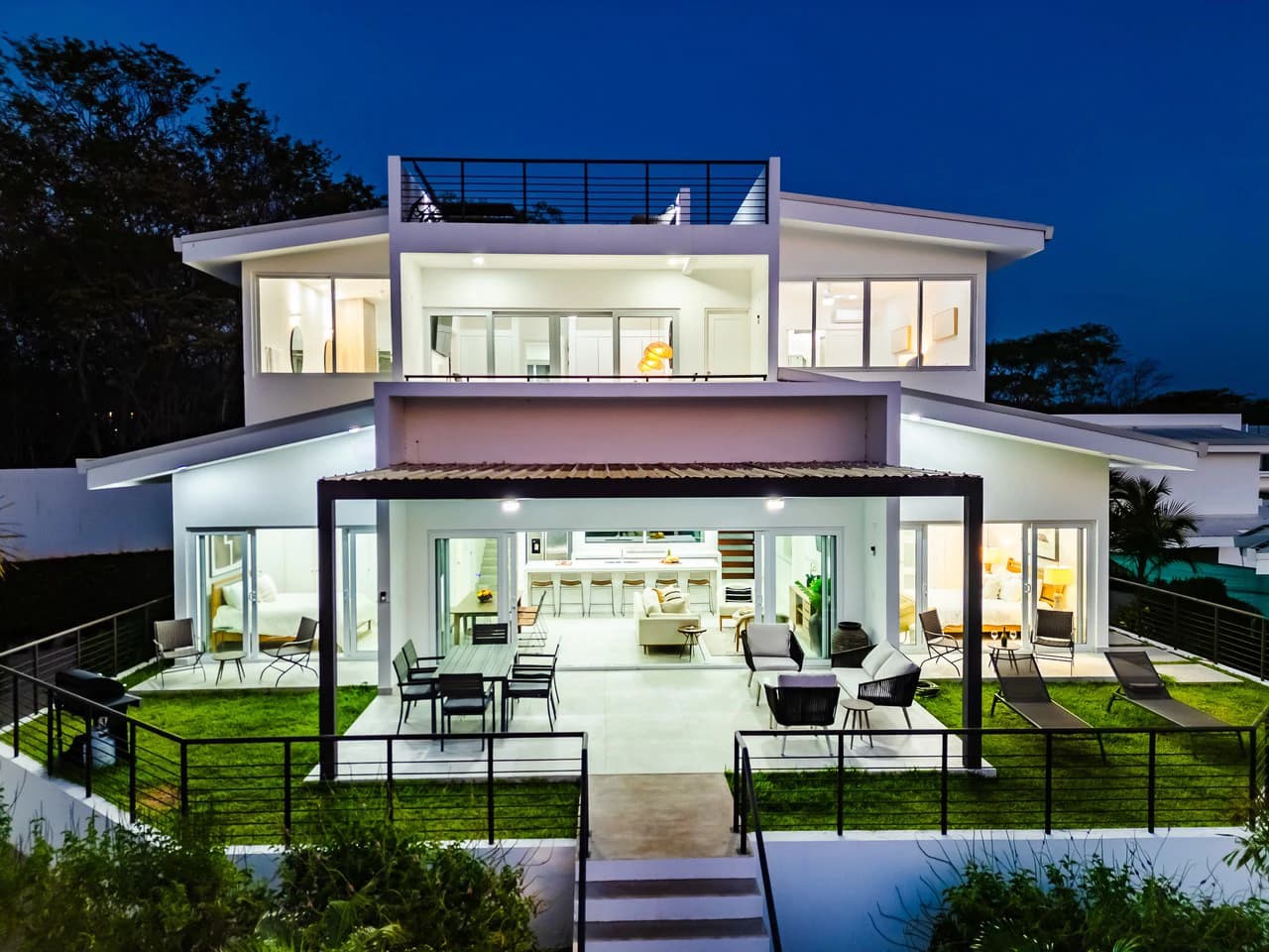 The Enclave: Ultra-Modern 5 Bedroom Villa Located Minutes From the Beach! - photo 2