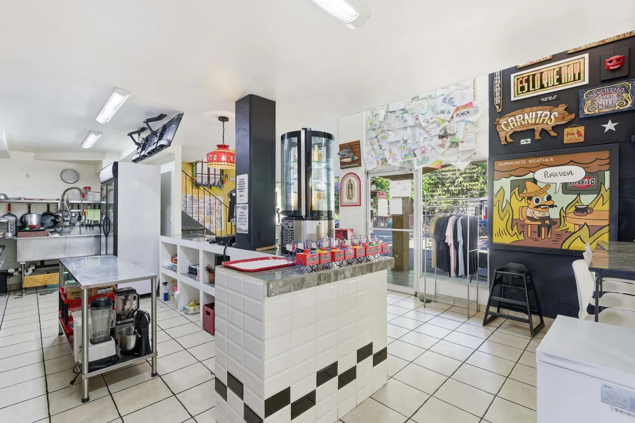 Reparito House: Turnkey Restaurant & Commercial Property for Sale - photo 12