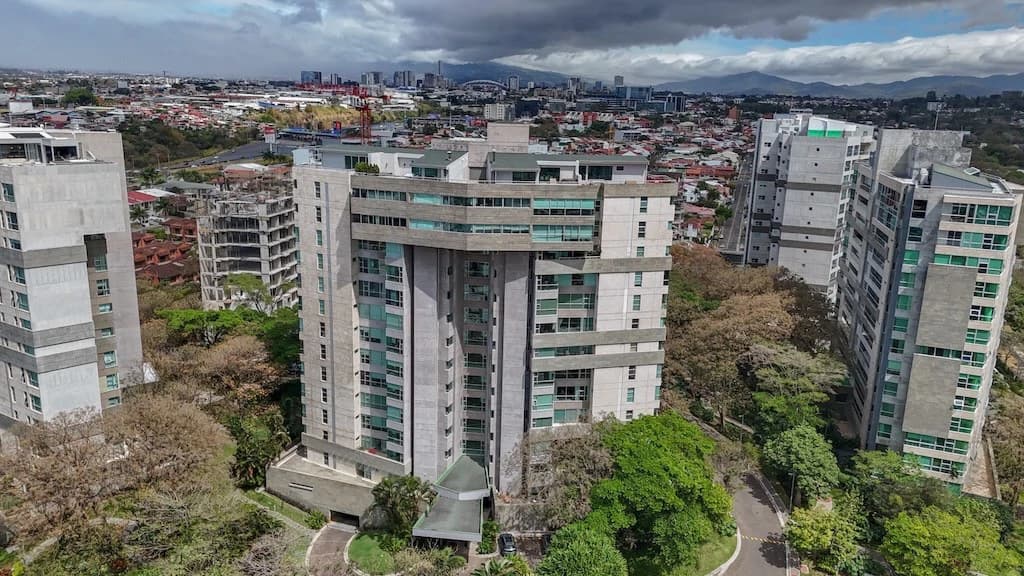 Apartment For Sale in San Rafael