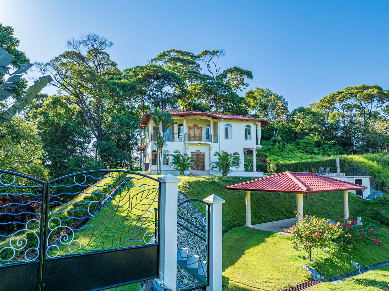 Elegant 3 Bedroom + Office Jungle Home in Puesta Del Sol, Ojochal