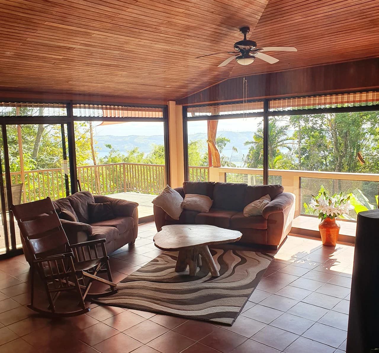 Lakeview Serenity Estate - Two Family Home: Stunning Lakeview Two-Family Home on 3,600 m² – Privacy, Nature & Income Potential - photo 4
