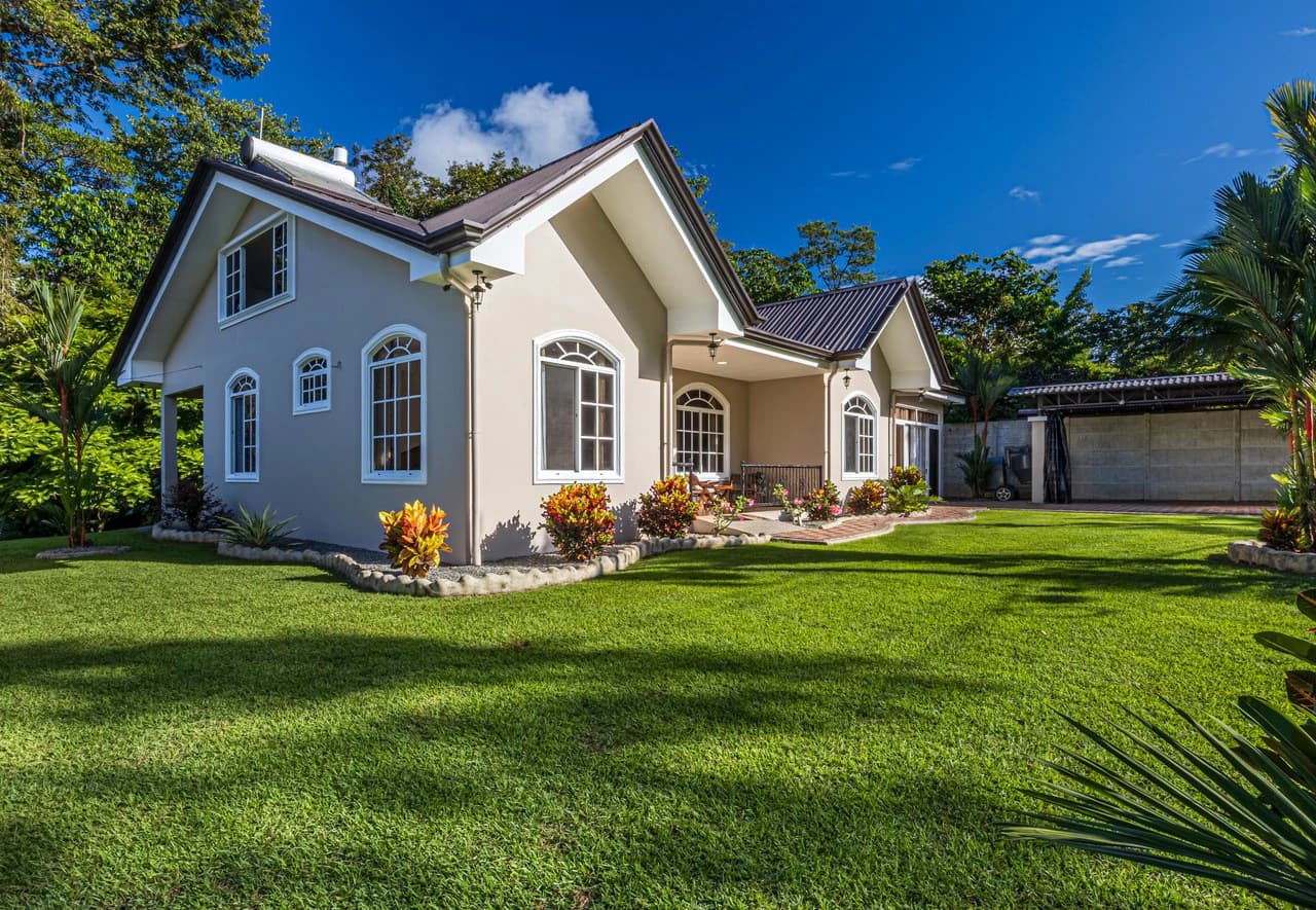 Exceptional 5-Bedroom Residence on Los Laureles Street – Prime Location & Versatile Layout - photo 34