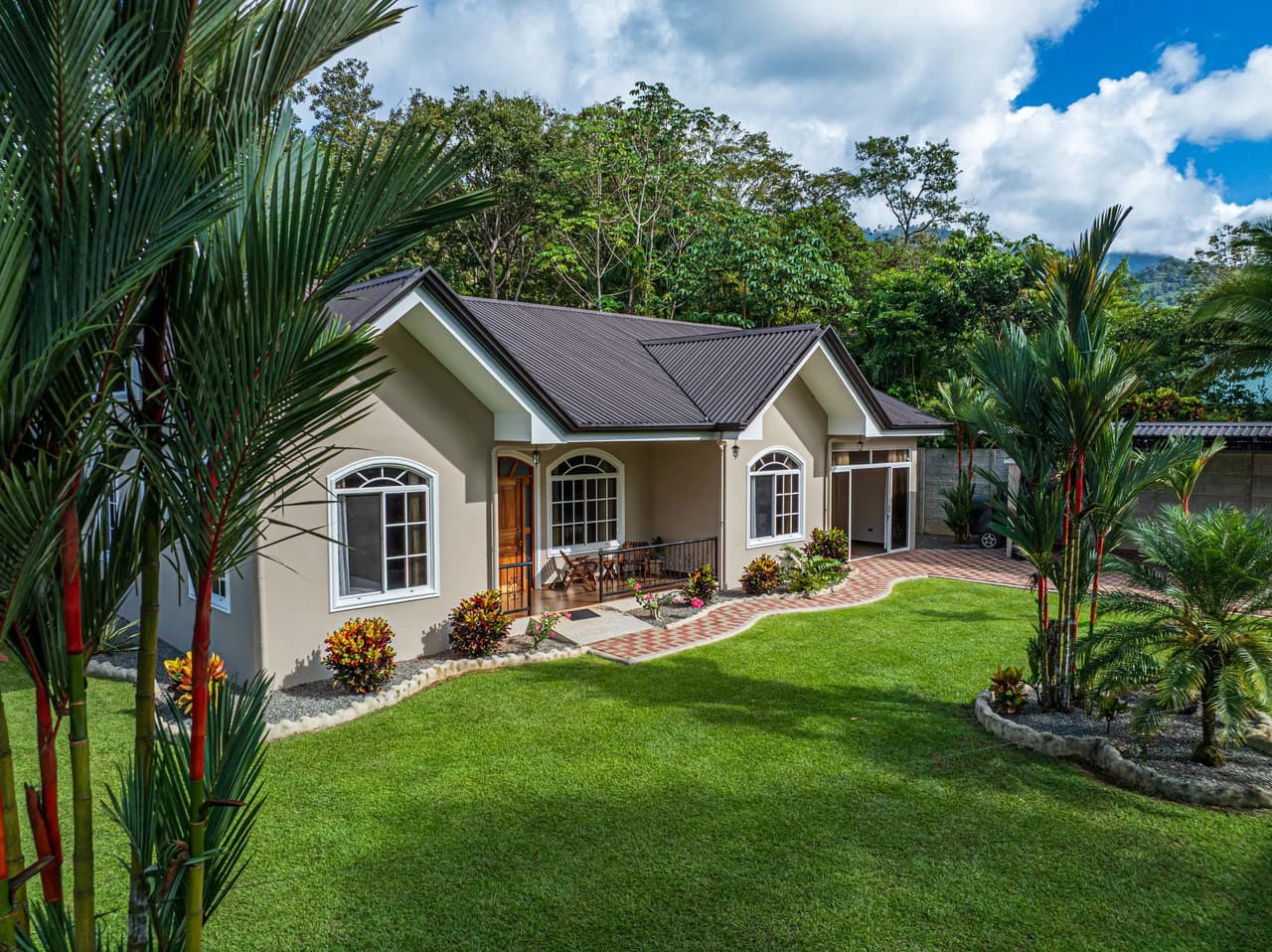Exceptional 5-Bedroom Residence on Los Laureles Street – Prime Location & Versatile Layout - photo 32