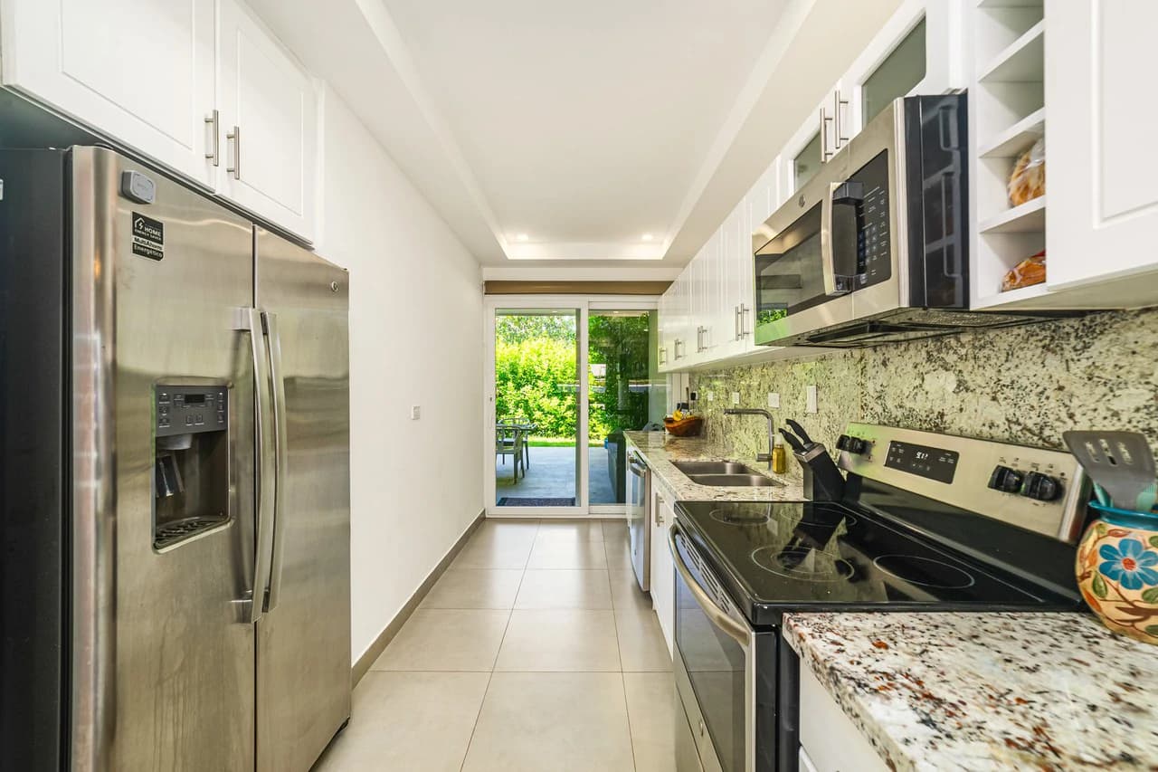 Jacarandas #11: Elegant Townhouse Minutes from the Beach - photo 16