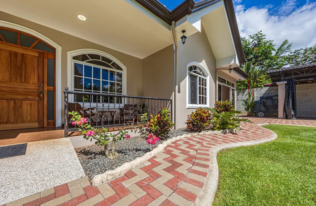 Exceptional 5-Bedroom Residence on Los Laureles Street – Prime Location & Versatile Layout - photo 2