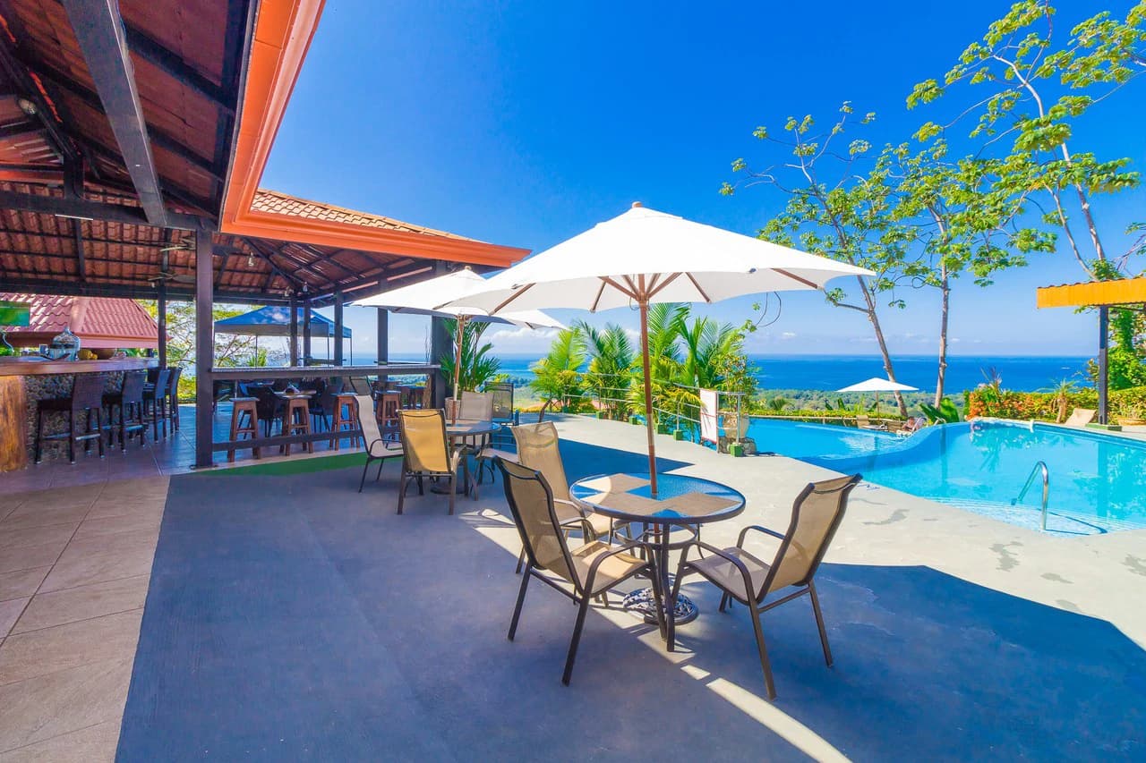 Popular 20-room Boutique hotel /retreat. Stunning ocean views