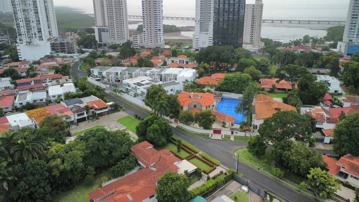 2. Luxury Residence in Altos de Golf, Panama City - photo 33