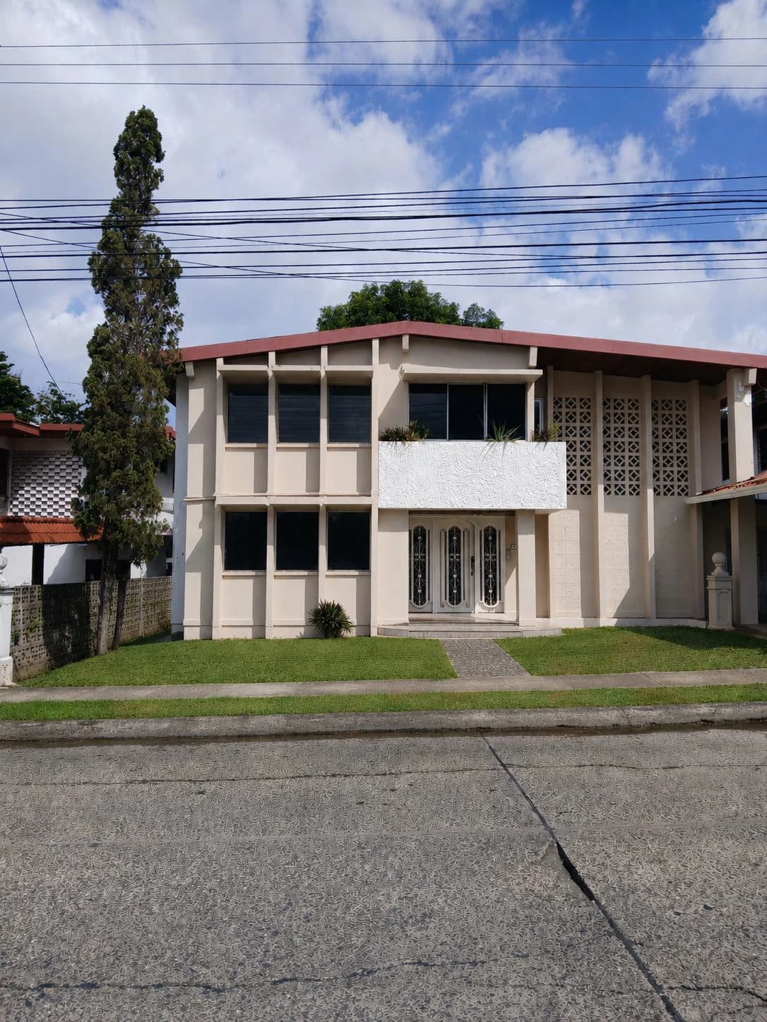 House for Sale in Bethania | Strategic Location with Exceptional Investment Potential - photo 1