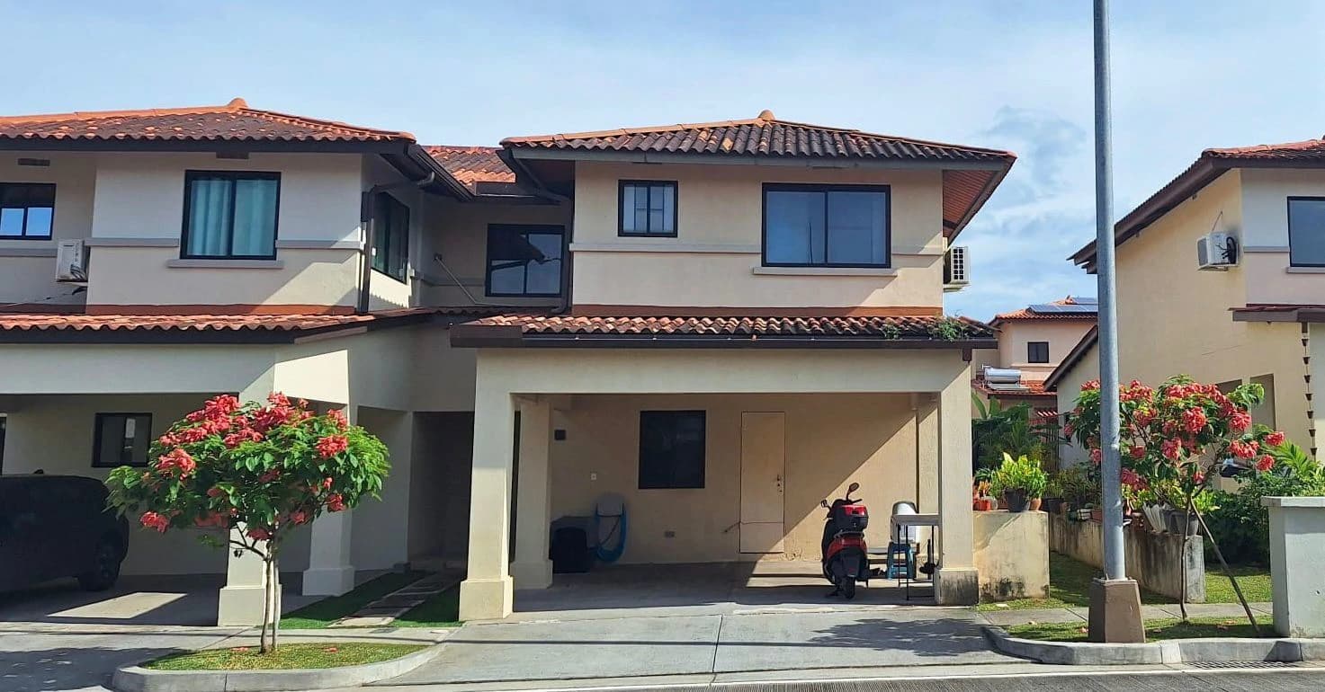 Townhome for Sale | Woodlands Phase 1, Panama Pacifico – Corner Unit with Green Space & Low HOA