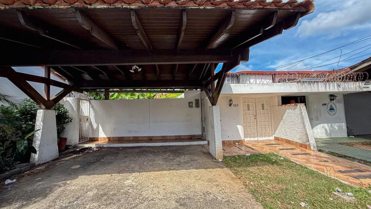 4-Level House for Sale in La Alameda - photo 1