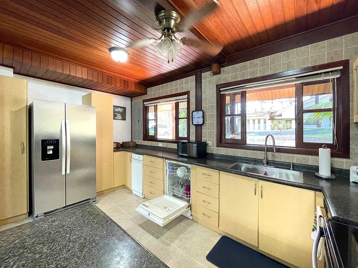 Amazing exotic-wood house 30 minutes from the city, now $285,000. - photo 17