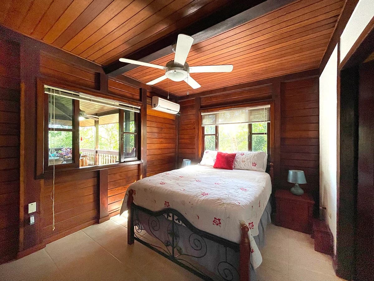 Amazing exotic-wood house 30 minutes from the city, now $285,000. - photo 11