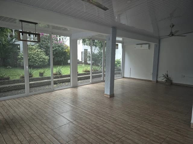 Beautiful Townhome in a Privileged Residential Area - photo 5