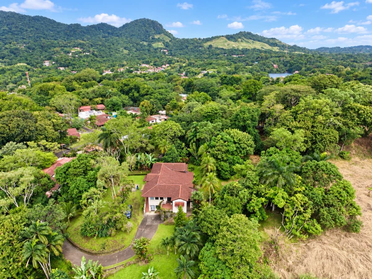 A Hidden Gem in Las Cumbres | 3,433 m², Panoramic Views - photo 2