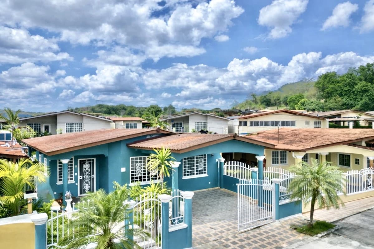 Brisas del Golf Home | 300 m², Prime Location - photo 2