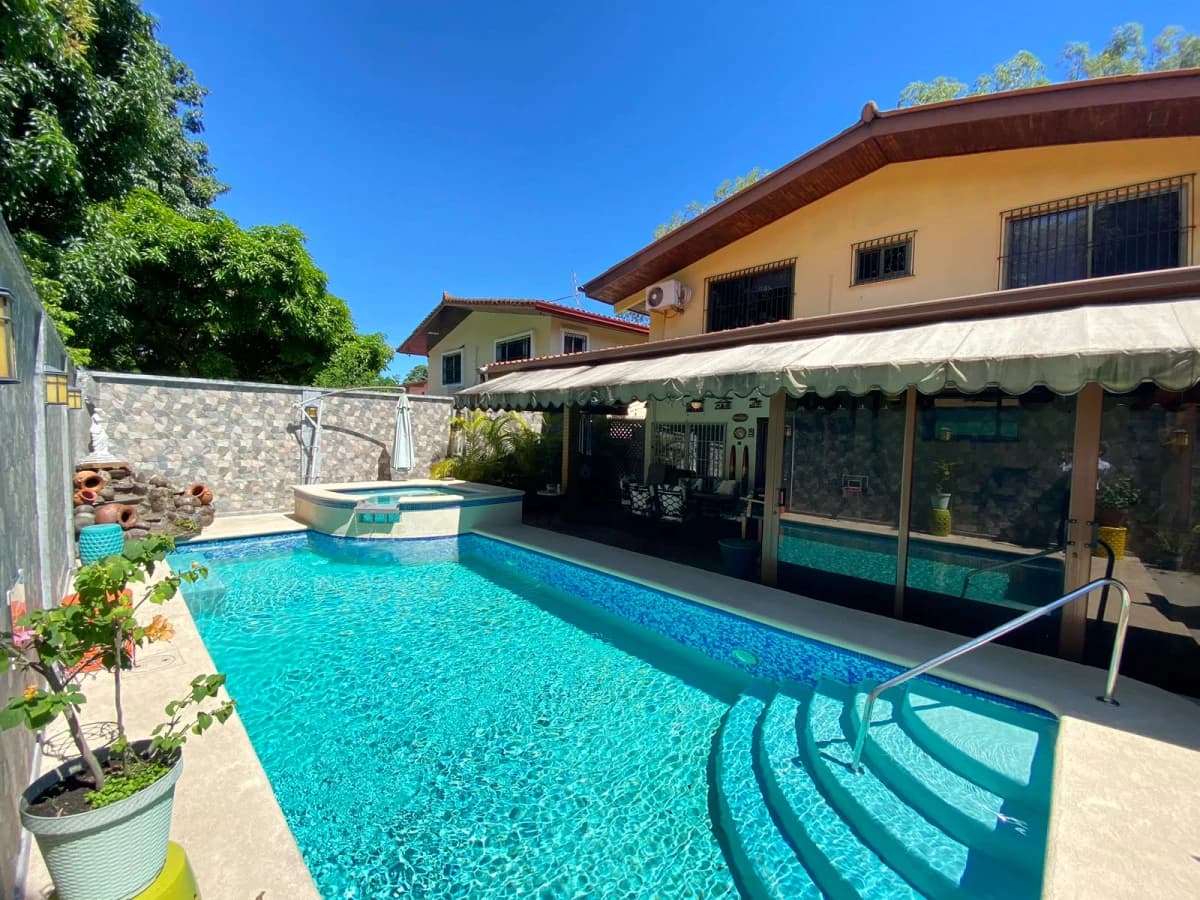 Family Home with a Pool and Jacuzzi. Just Bring Your Suitcases! - photo 1
