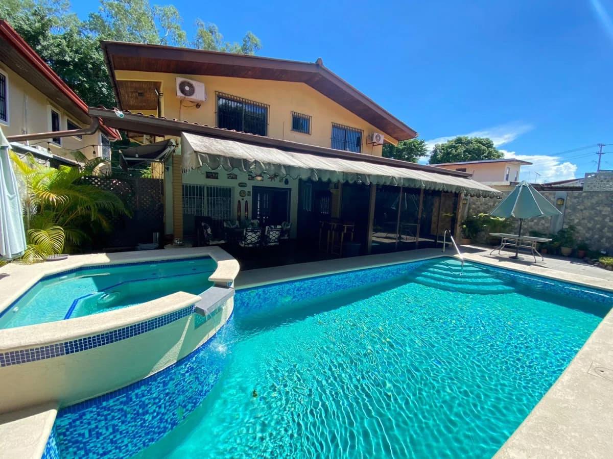 Family Home with a Pool and Jacuzzi. Just Bring Your Suitcases! - photo 23