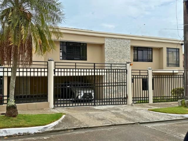 Dos Mares, Family Home with Large Garden and excellent price - photo 1