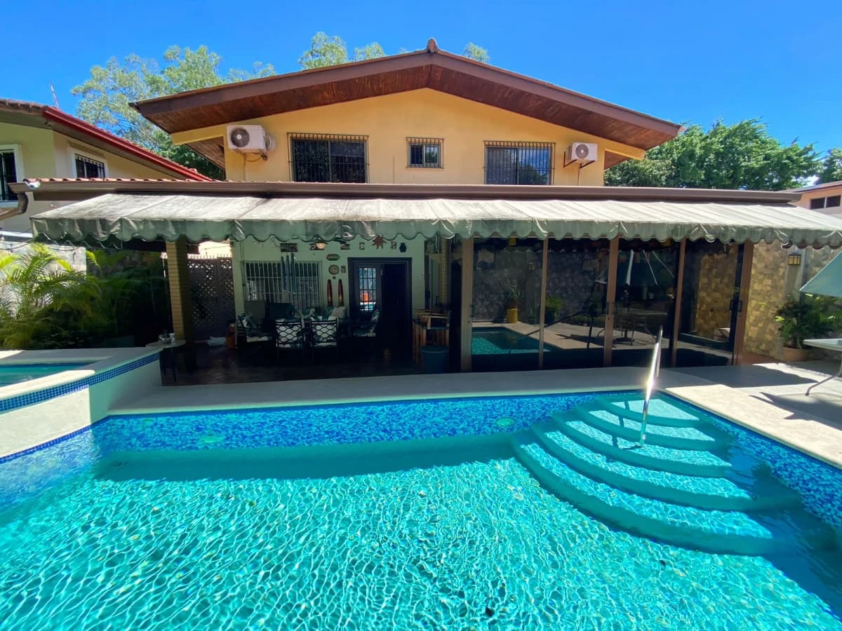 Family Home with a Pool and Jacuzzi. Just Bring Your Suitcases! - photo 24