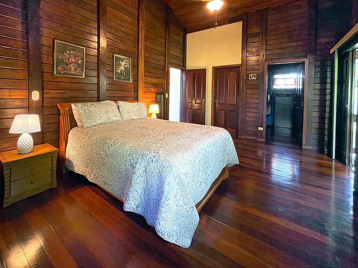 Amazing exotic-wood house 30 minutes from the city, now $285,000. - photo 14