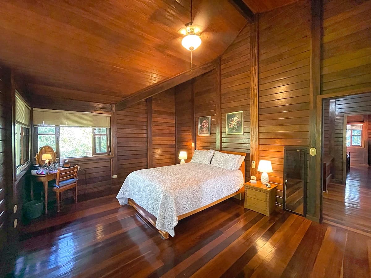 Amazing exotic-wood house 30 minutes from the city, now $285,000. - photo 4
