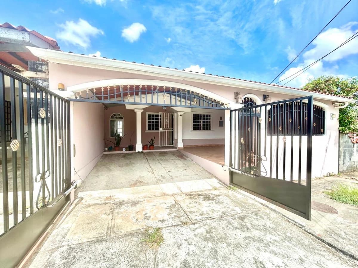 For sale in Valle Dorado, La Chorrera - photo 2