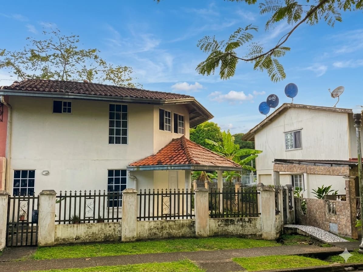 Family House in Gamboa - On the banks of the Panama Canal - photo 1