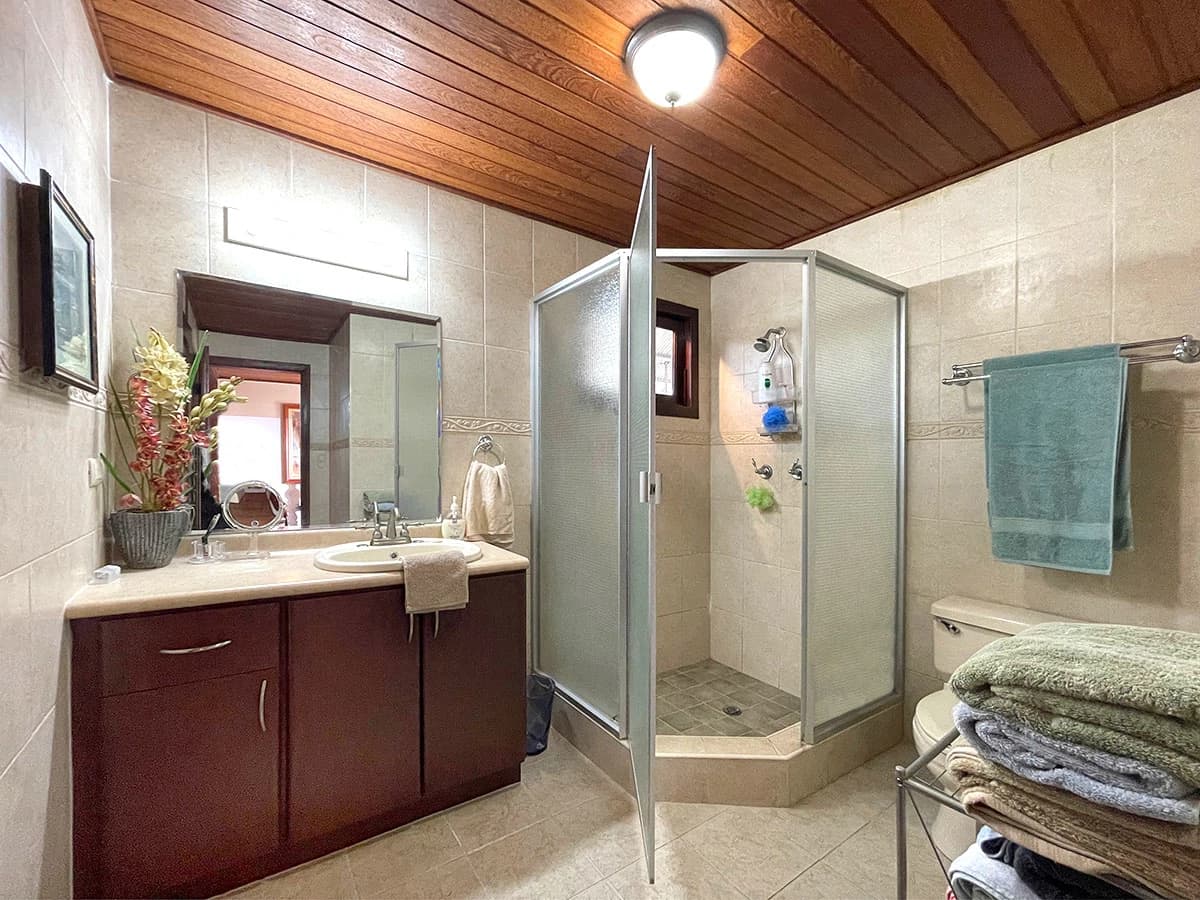 Amazing exotic-wood house 30 minutes from the city, now $285,000. - photo 18
