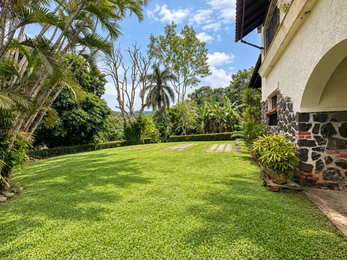 A Hidden Gem in Las Cumbres | 3,433 m², Panoramic Views - photo 6