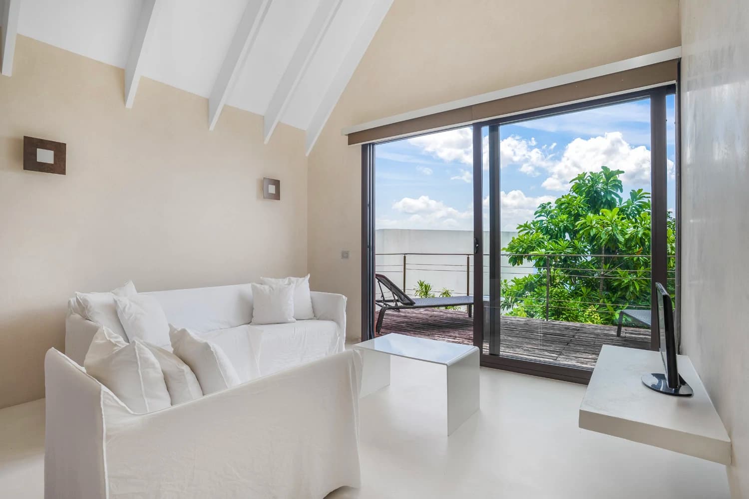 Architectural modernist beachfront villa for sale in Mahé, Seychelles - photo 17