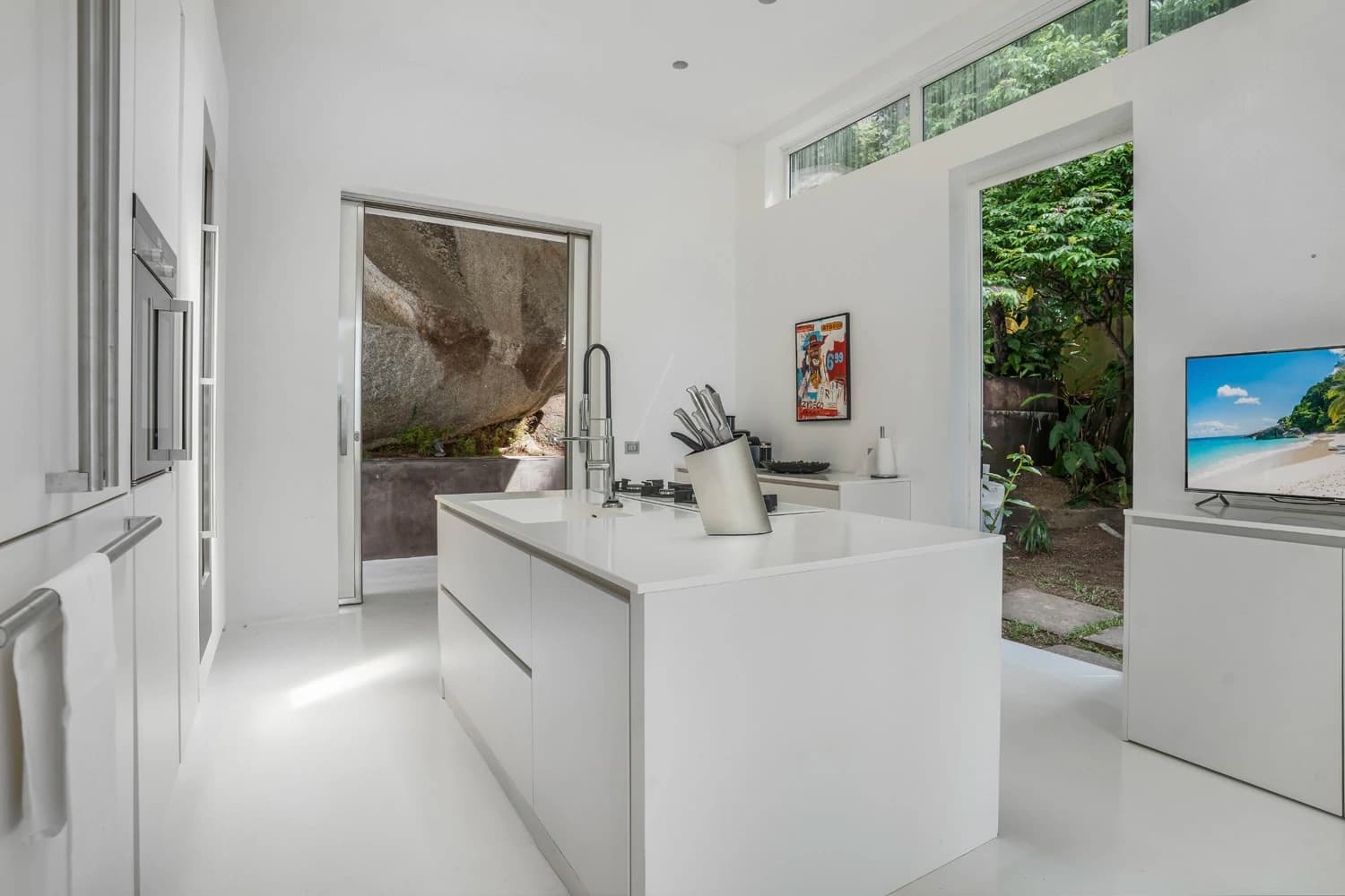 Architectural modernist beachfront villa for sale in Mahé, Seychelles - photo 10