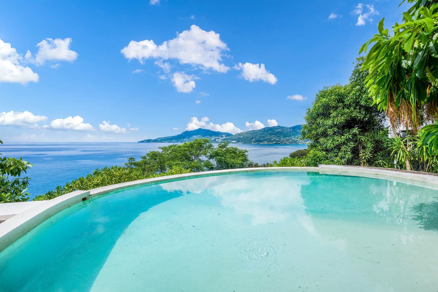Architectural modernist beachfront villa for sale in Mahé, Seychelles - photo 3