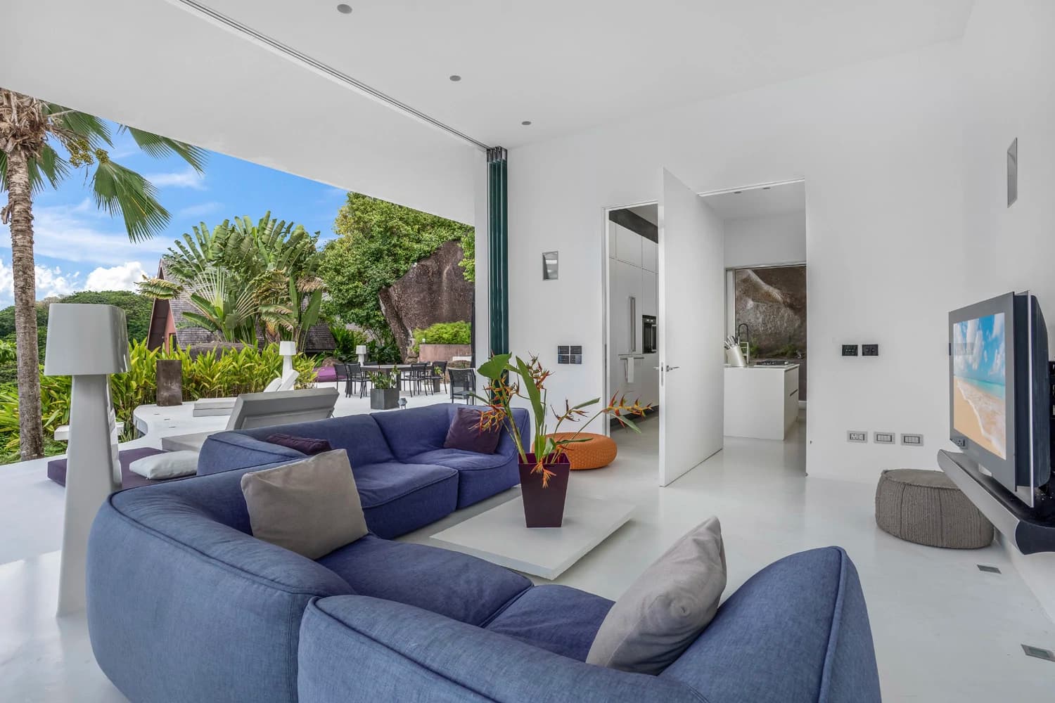 Architectural modernist beachfront villa for sale in Mahé, Seychelles - photo 7