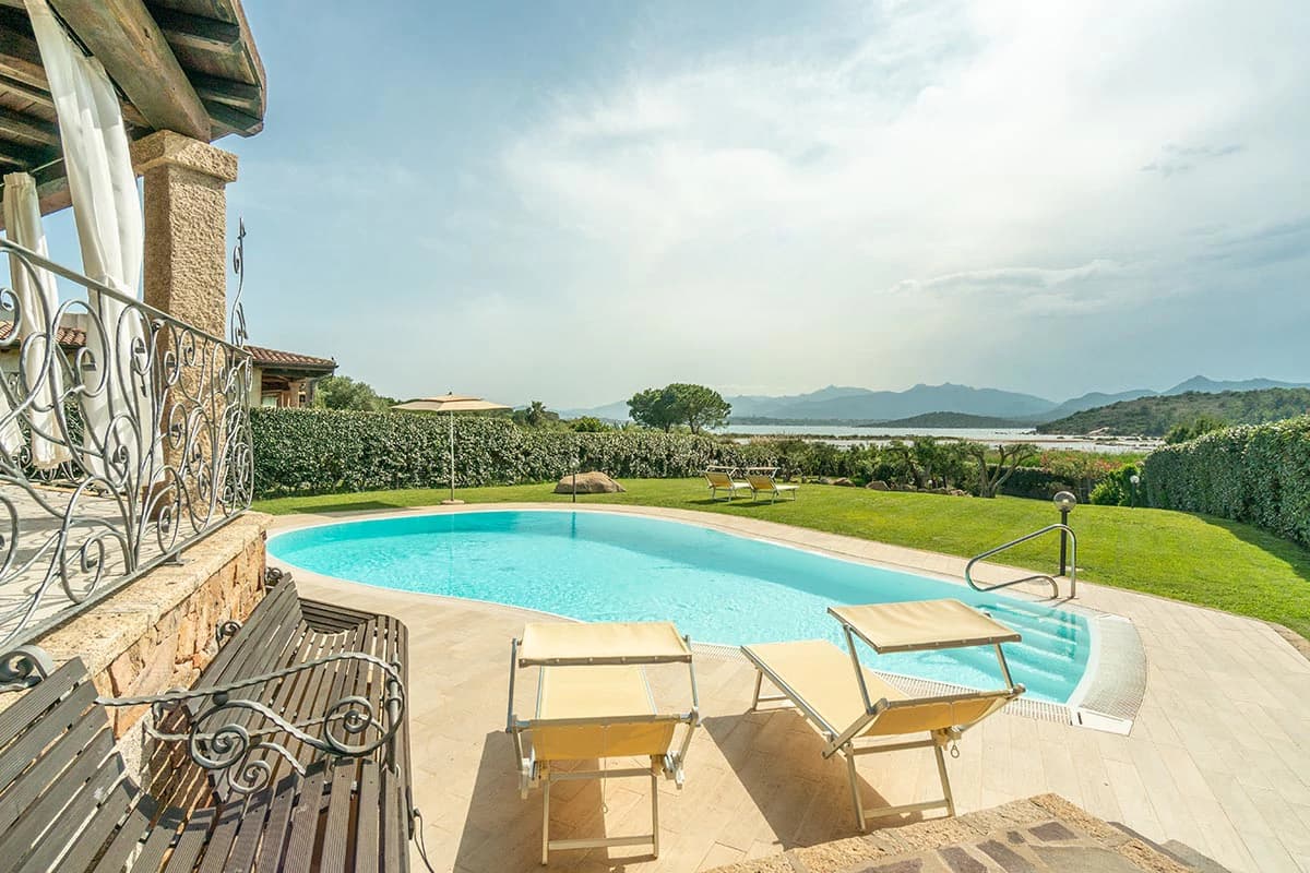 5 bed pool villa with direct beach access in Sardinia - photo 6