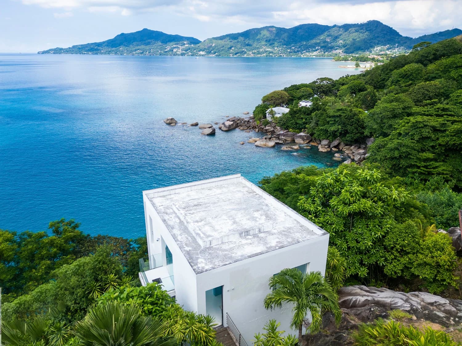 Architectural modernist beachfront villa for sale in Mahé, Seychelles - photo 4