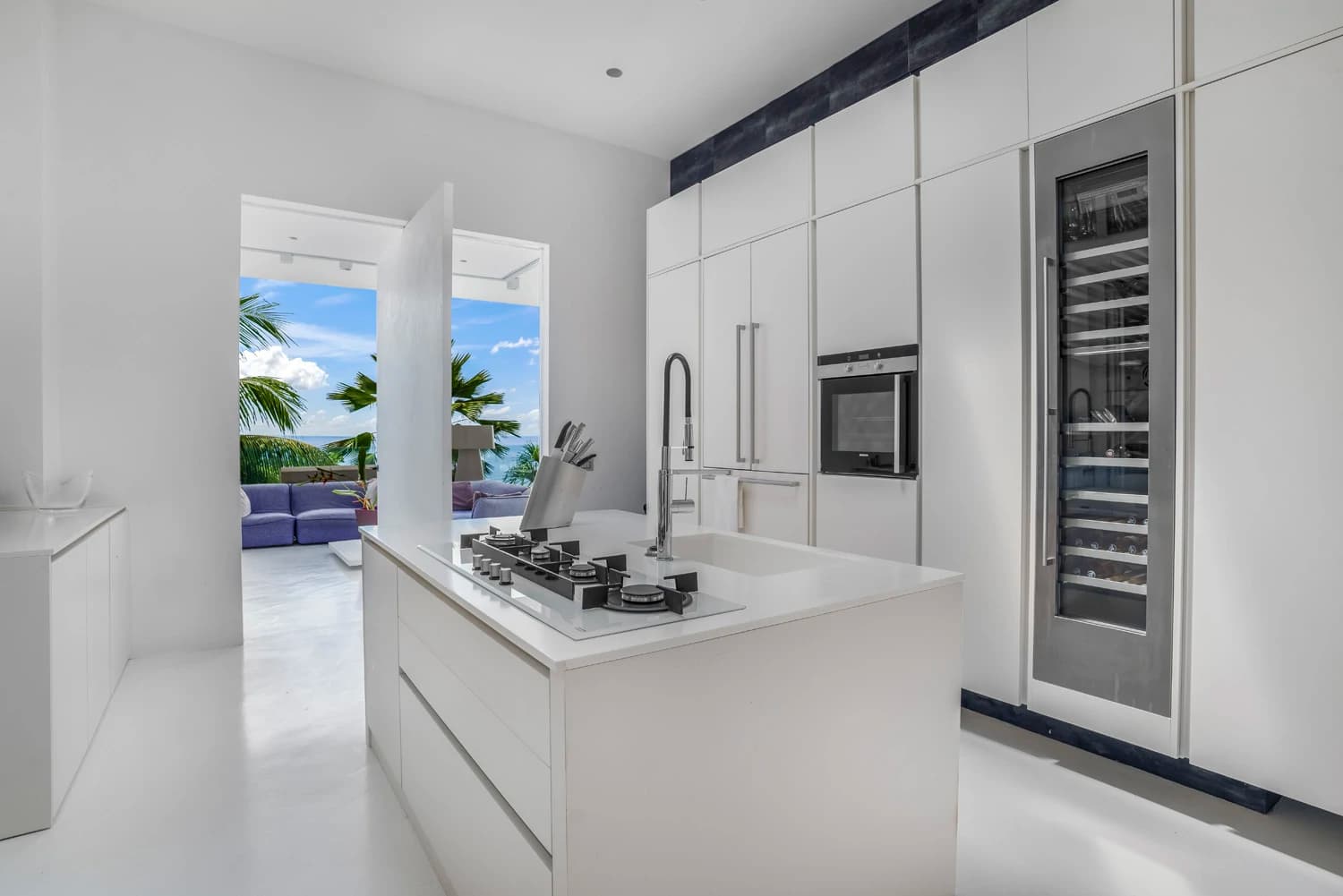 Architectural modernist beachfront villa for sale in Mahé, Seychelles - photo 11