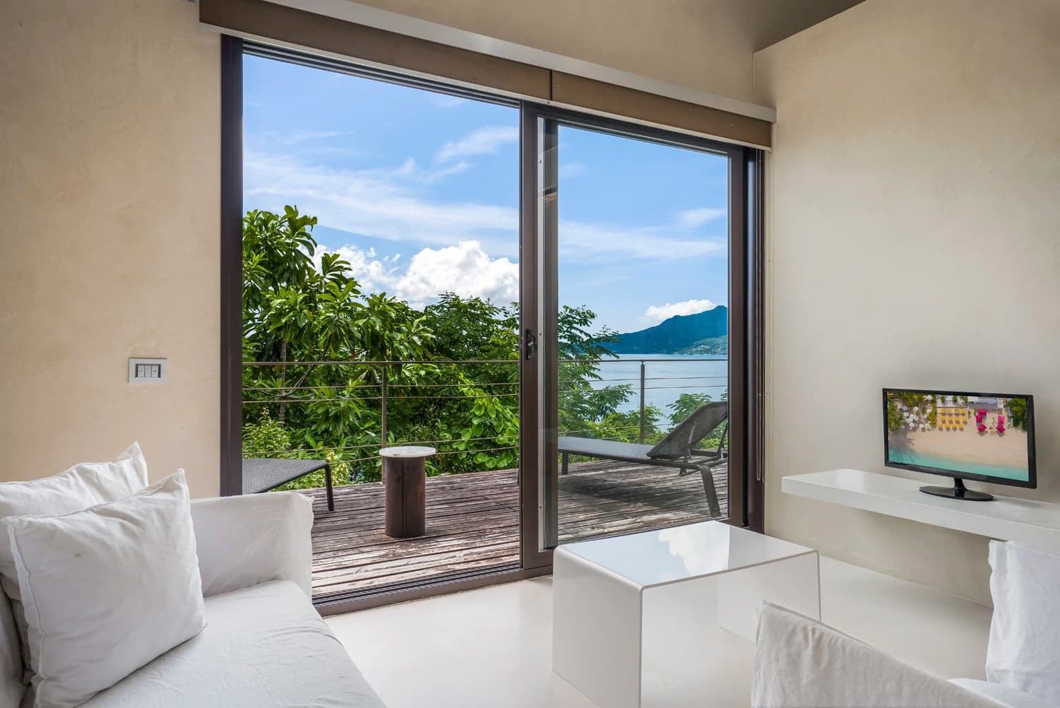 Architectural modernist beachfront villa for sale in Mahé, Seychelles - photo 18