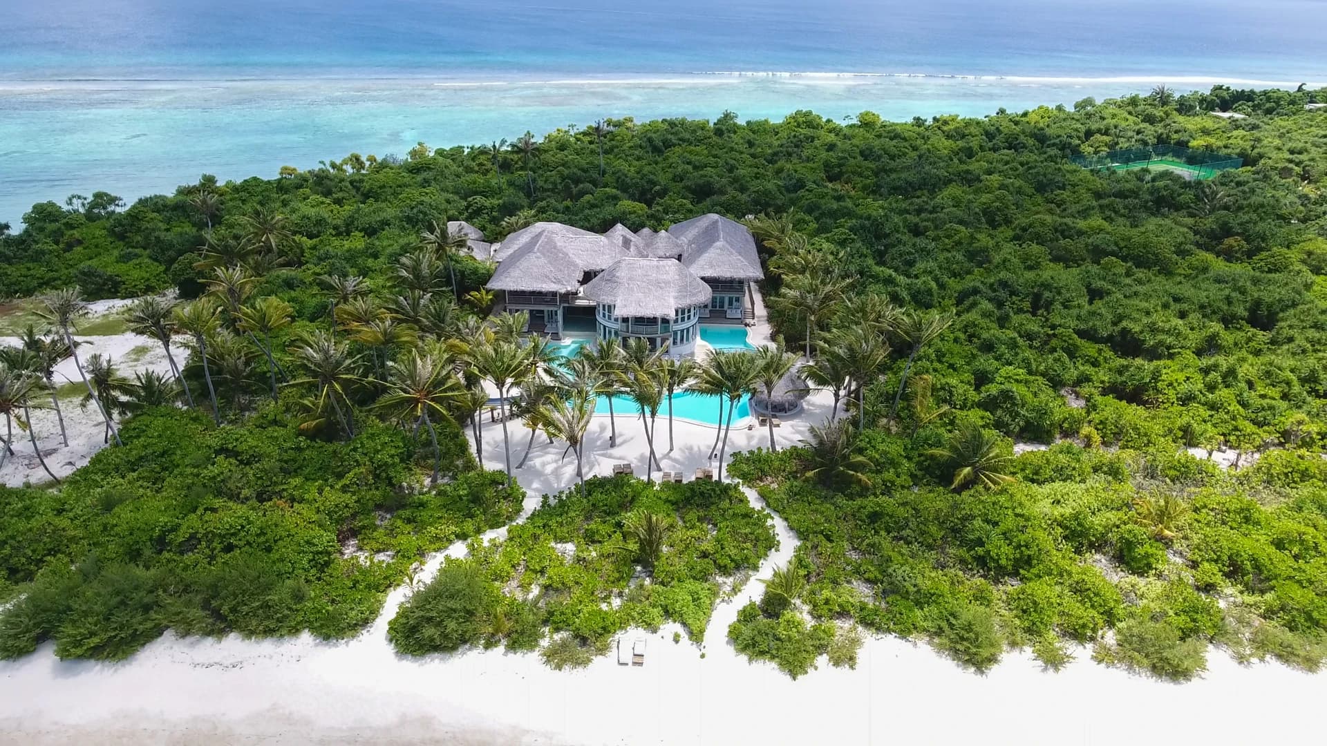 Luxury Maldives beach & over water villas for sale | Soneva Jani - photo 4