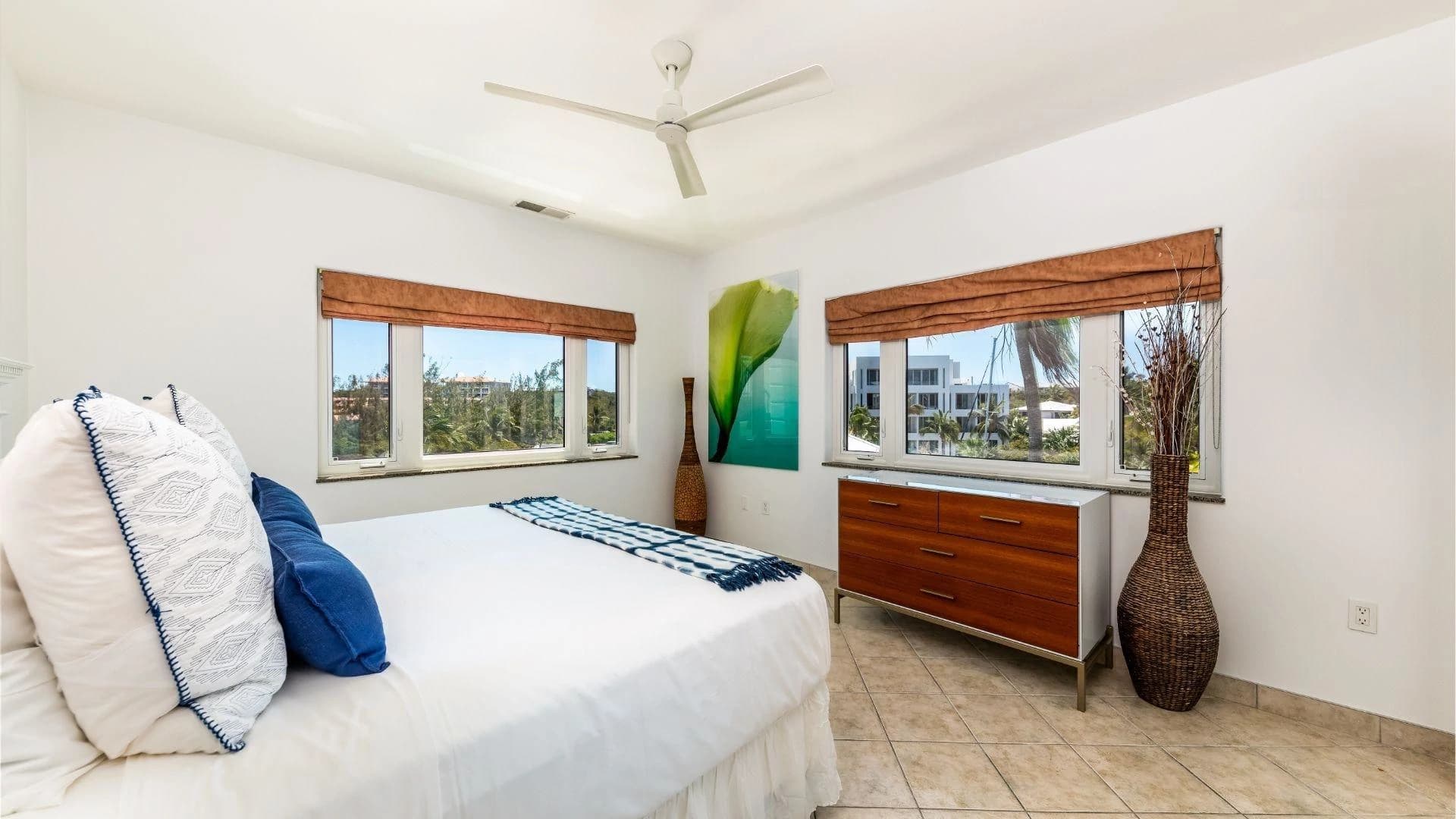 E12 The Yacht Club - photo 13