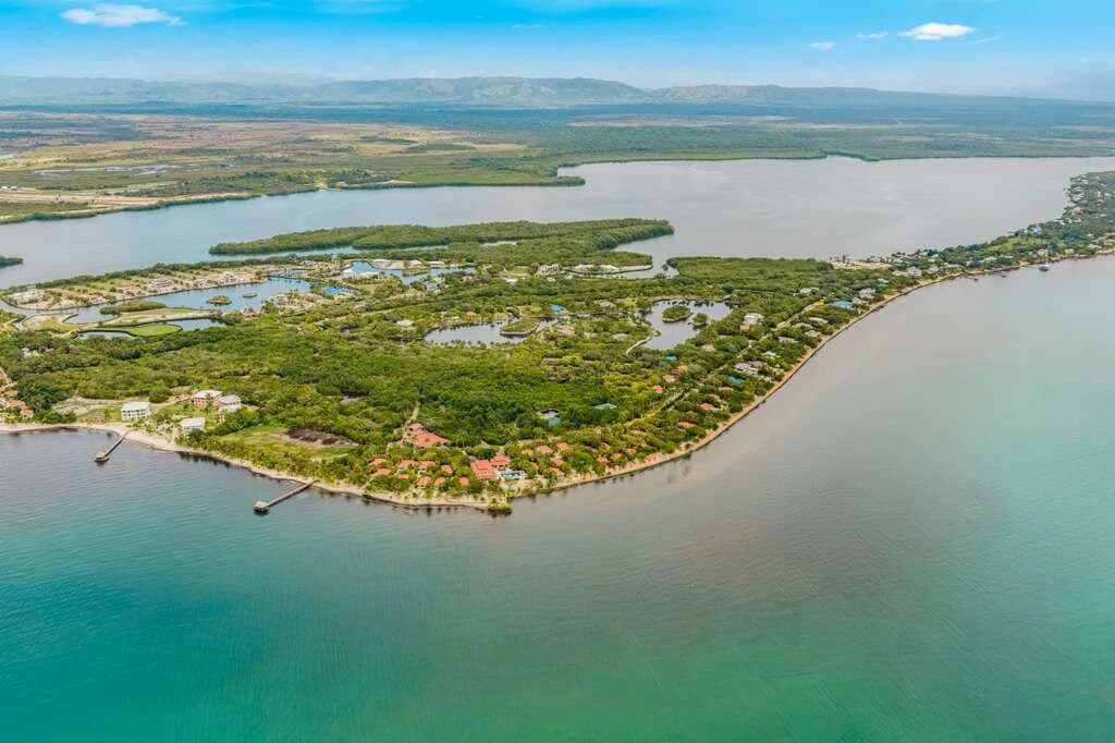 224-Acre Beachfront Resort & Spa with Branded Residences, Placencia - photo 1